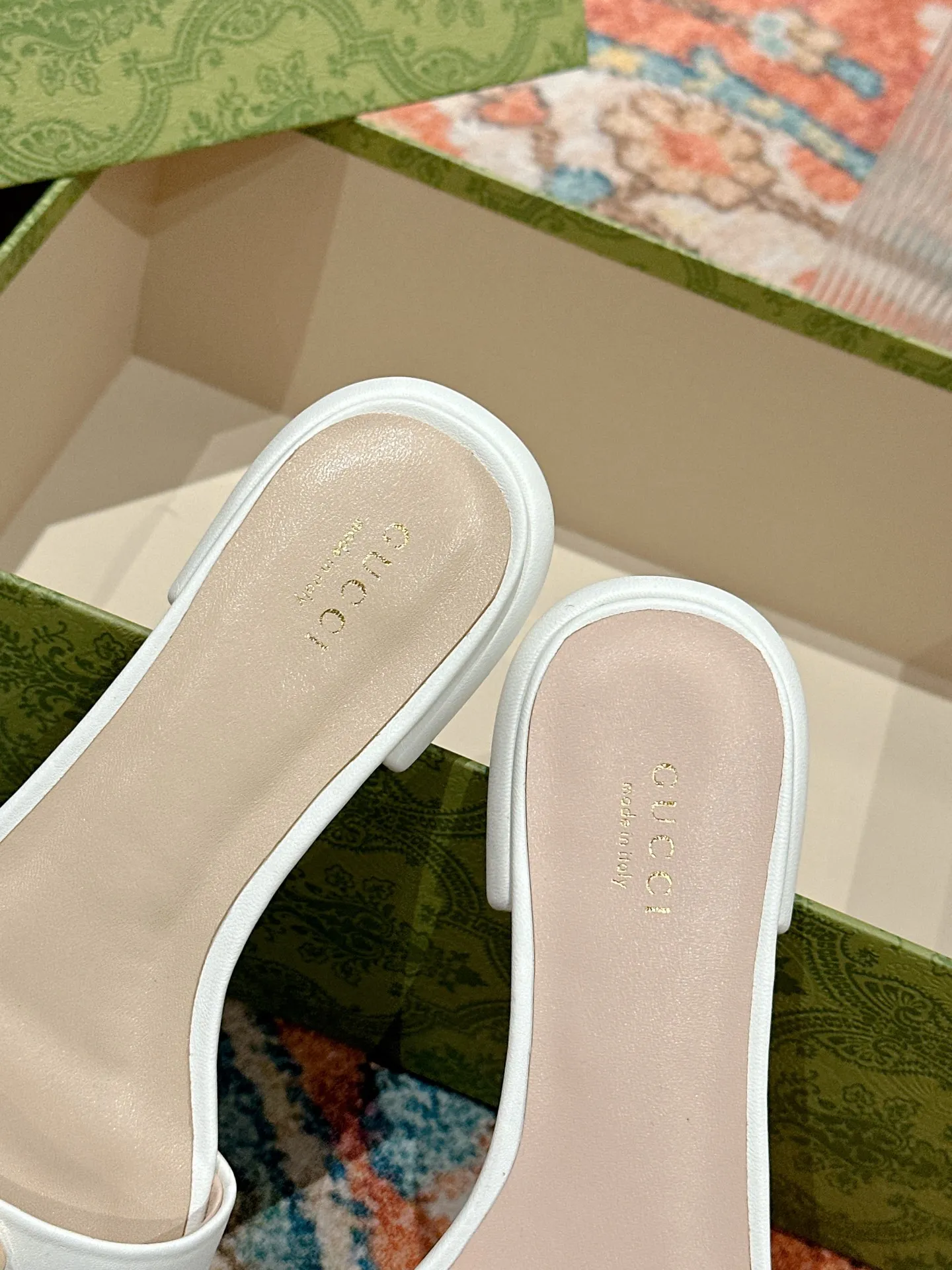 👟👟Ex-factory price 520👟👟 Every detail of Gucci's 2025 spring and summer new open-toe sandals and slippers has been carefully crafted, and design elements such as round toes and thick heels are cleverly used to create a fashionable retro style. The archived double G diamond-encrusted buckle details are reminiscent of the brand's fashionable atmosphere. ▪️Material: original custom sheepskin ▪️Inner lining/foot: high-end custom sheepskin ▪️Heel height: 1.0cm ▪️Number of yards: 35-39 (customized at 40.41.42, non-returnable)